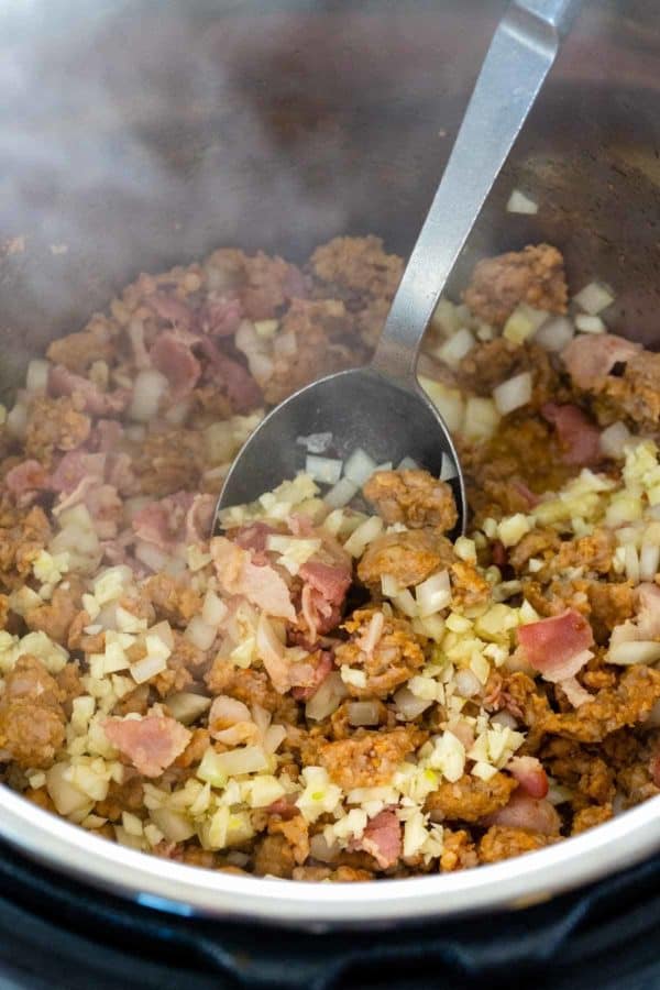 即食锅炒香肠和洋葱