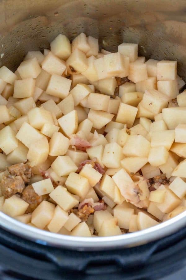 在立即锅内的土豆立方体