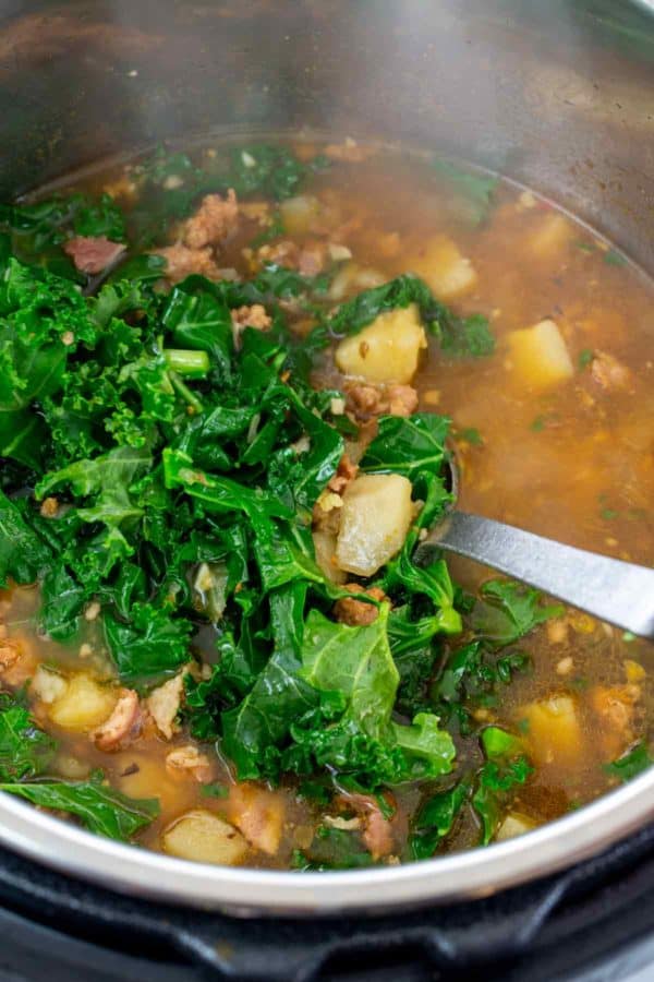 将羽衣甘蓝混合到Zuppa Toscana汤烹饪中烹饪