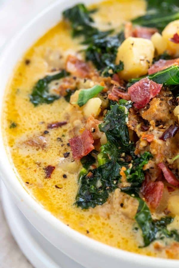 关闭显示zuppa toscana的照片与培根和羽衣甘蓝片断在上面