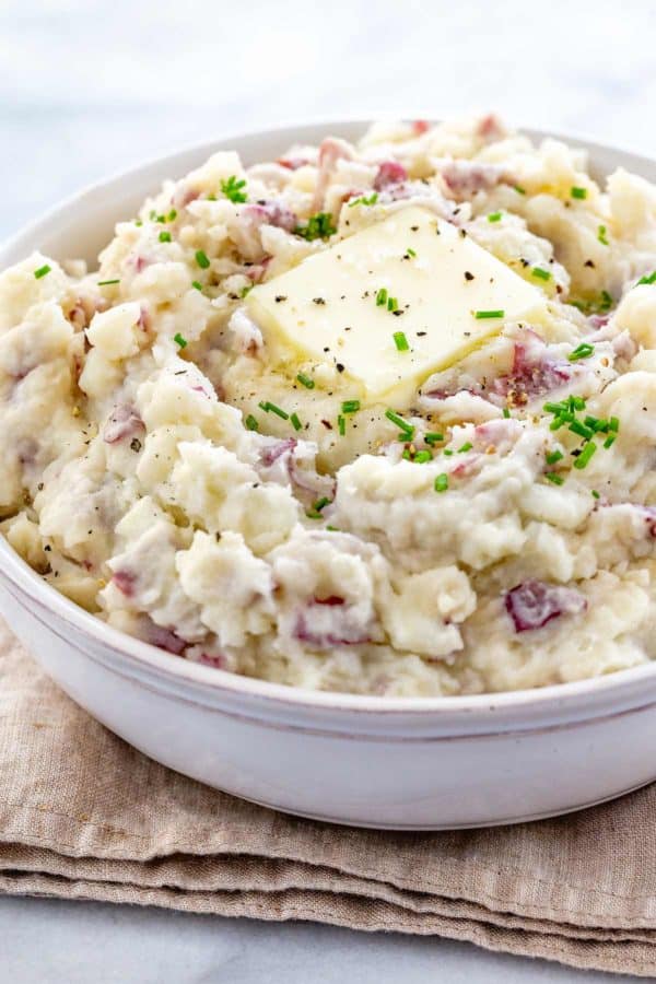 碗与黄油露馅饼的被捣碎的红色土豆放在中间