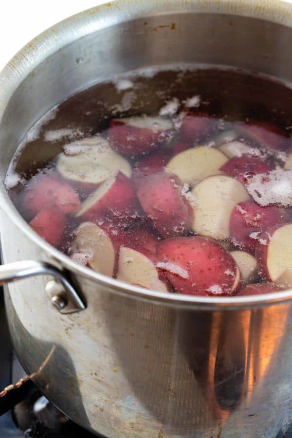 将切好的红土豆片浸入汤锅中