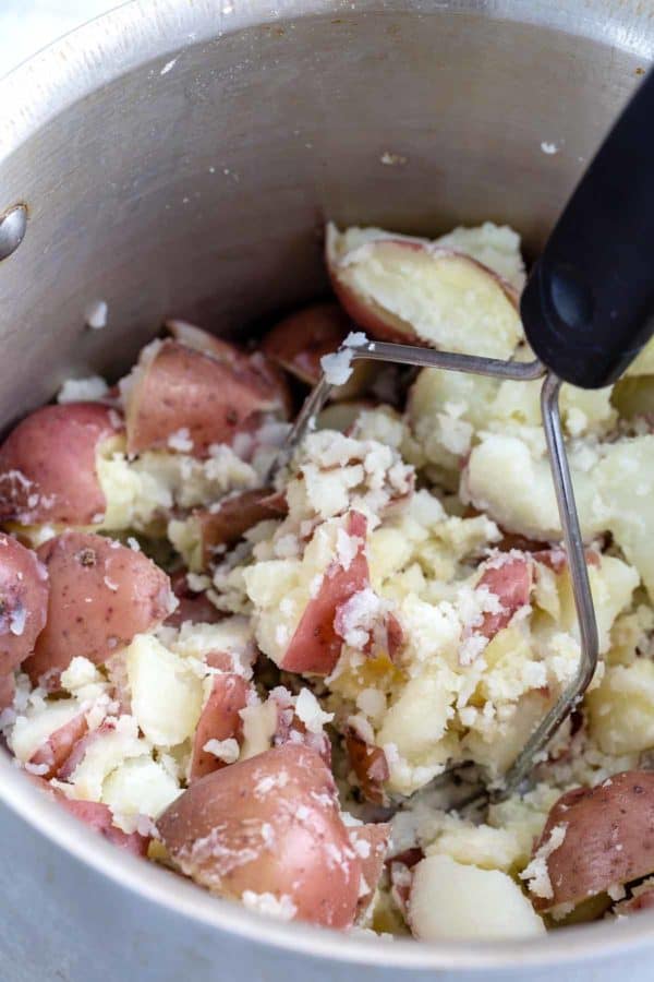 土豆饲养师压入煮熟的红土豆