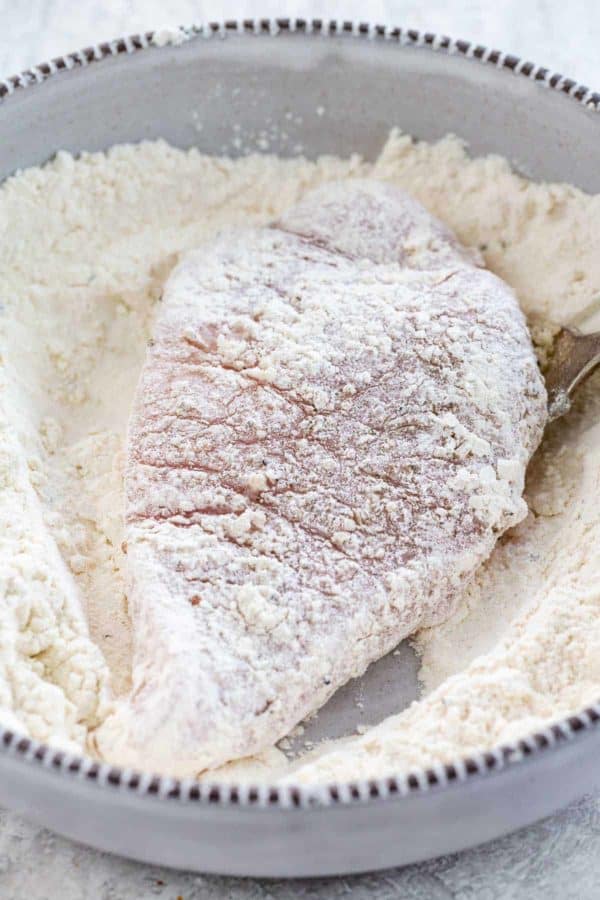 把鸡柳放在一碗面粉里