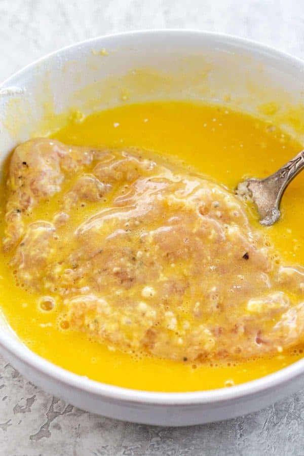 鸡排被浸在一碗蛋液中