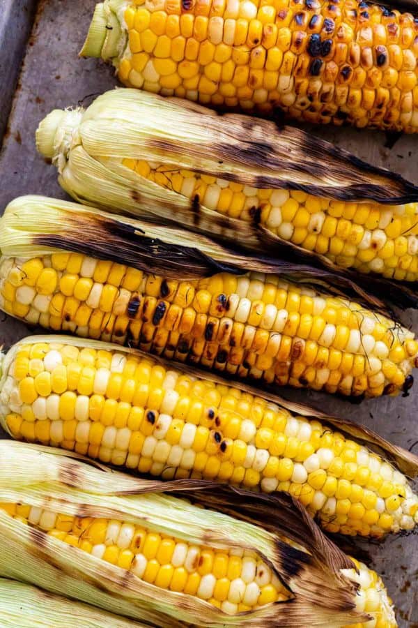 托盘上放着几穗烤玉米