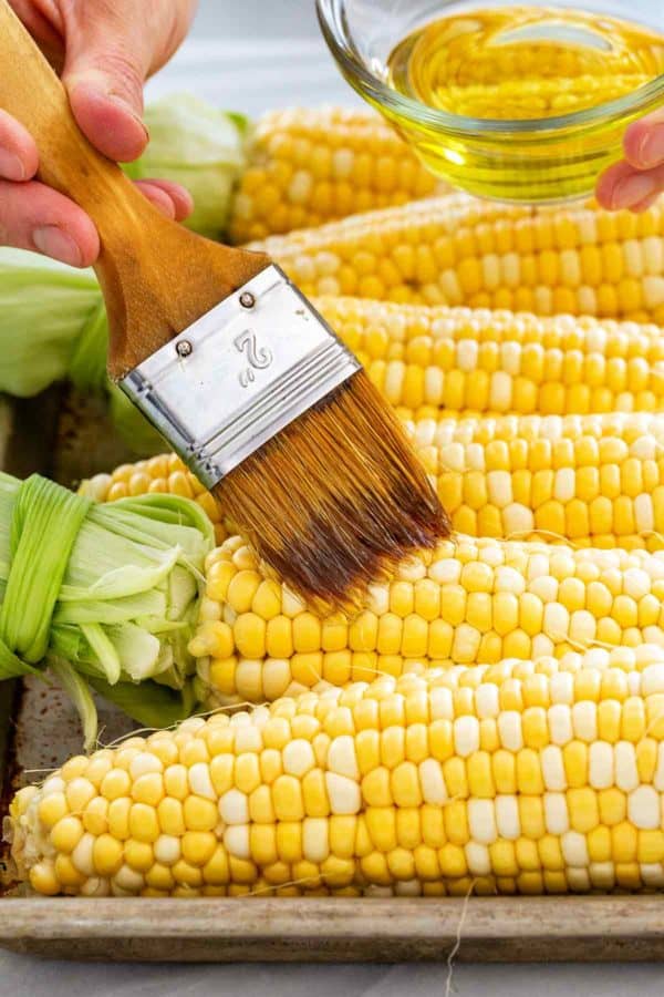 在玉米棒上刷在玉米的橄榄油