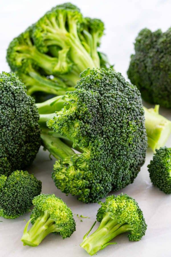 在切板上的几片切碎的西兰花