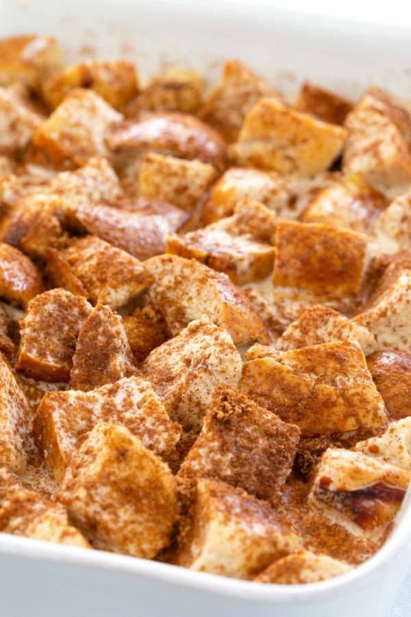 面包浸泡在砂锅菜