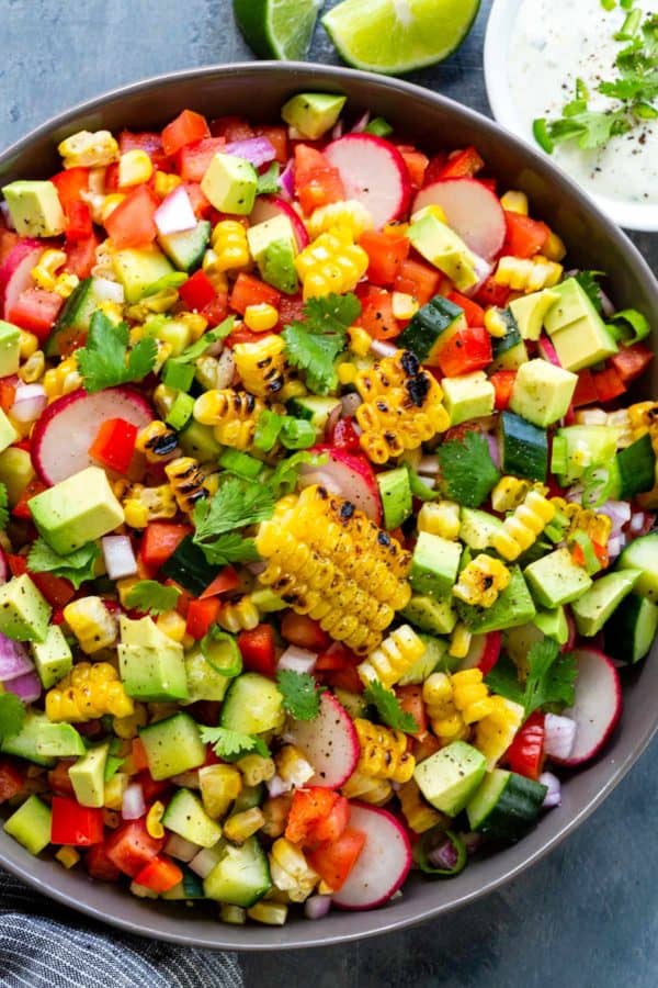 五颜六色的玉米沙拉,蕃茄丁和鳄梨