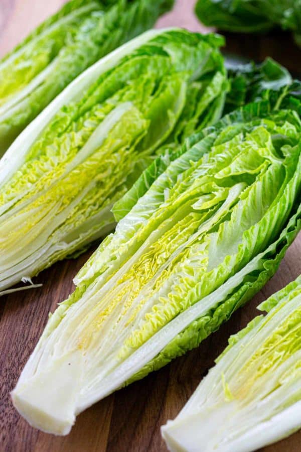 切成两半的长叶莴苣