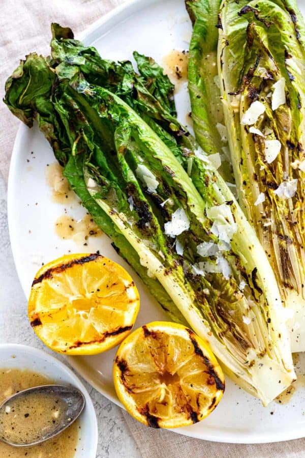 在一块板材的烤长的罗马用柠檬