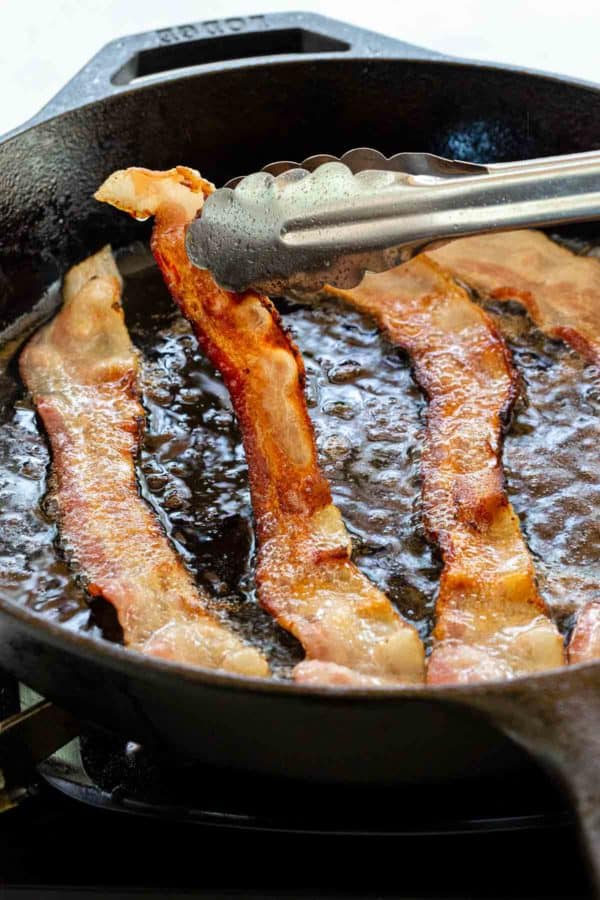 在铸铁煎锅里煎培根