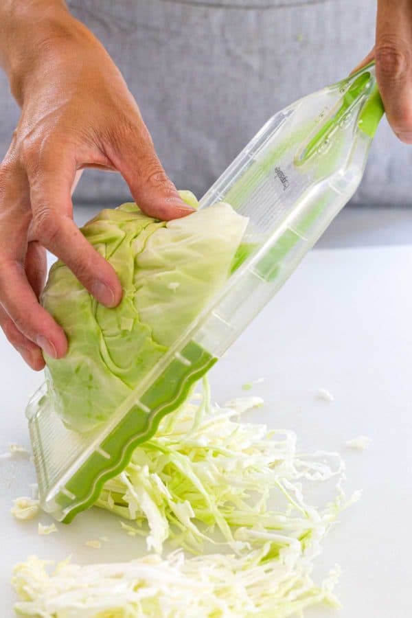 在曼陀林上切卷心菜