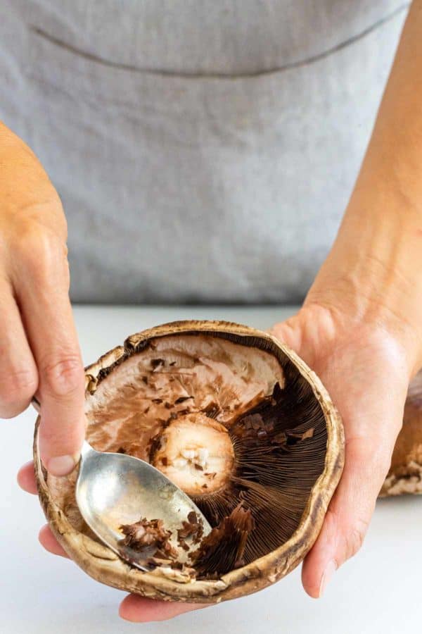 把波多贝罗蘑菇的茎和鳃去掉