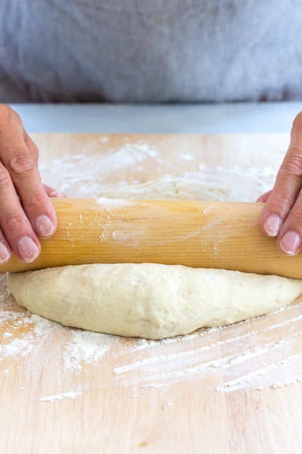 在面粉表面上铺出披萨面团