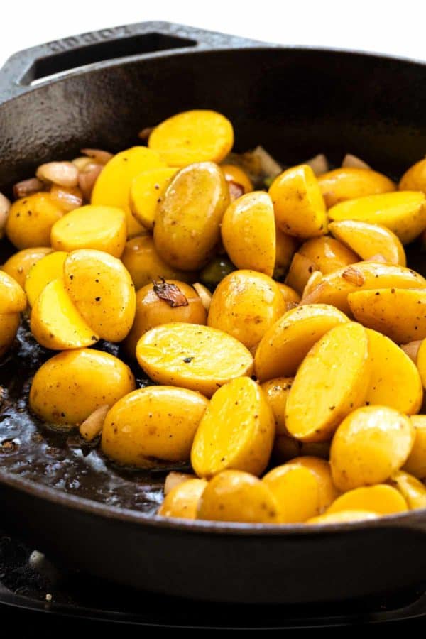 在煎锅里切育空金色的小土豆