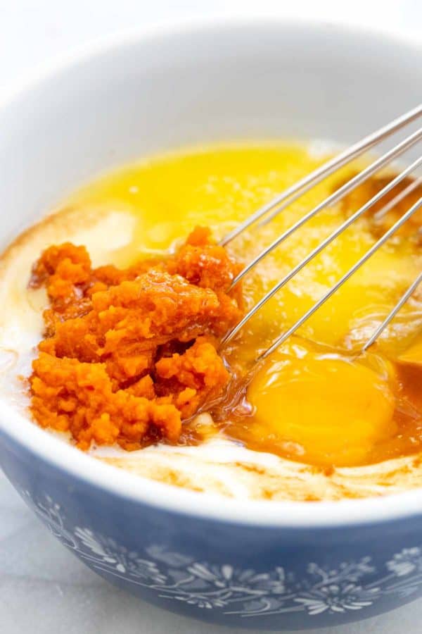 南瓜泥在搅拌碗里