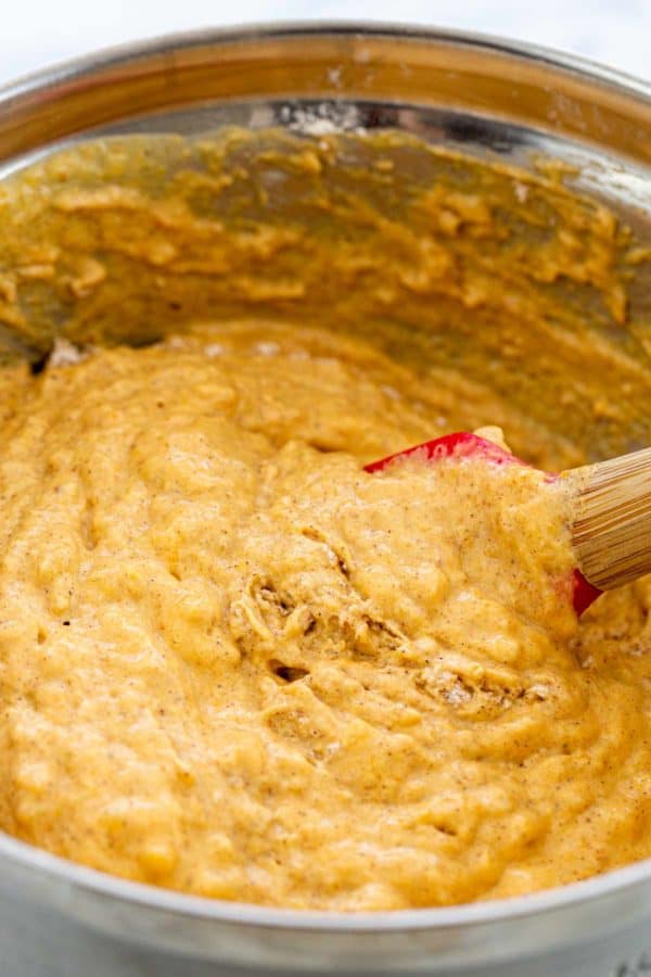 南瓜饼面糊在搅拌碗里