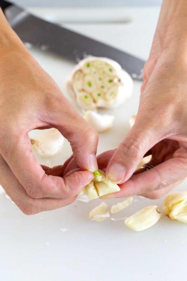 把绿芽从蒜瓣上剥下来