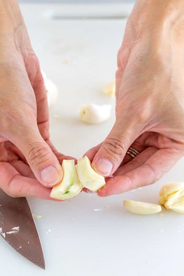 剥开一瓣蒜,露出里面的绿芽