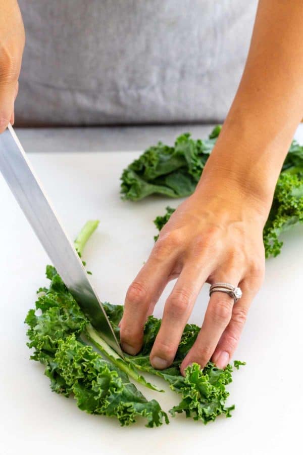 从羽衣甘蓝叶中移除茎