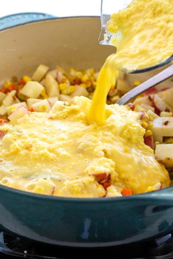 将玉米酱倒入荷兰烤箱