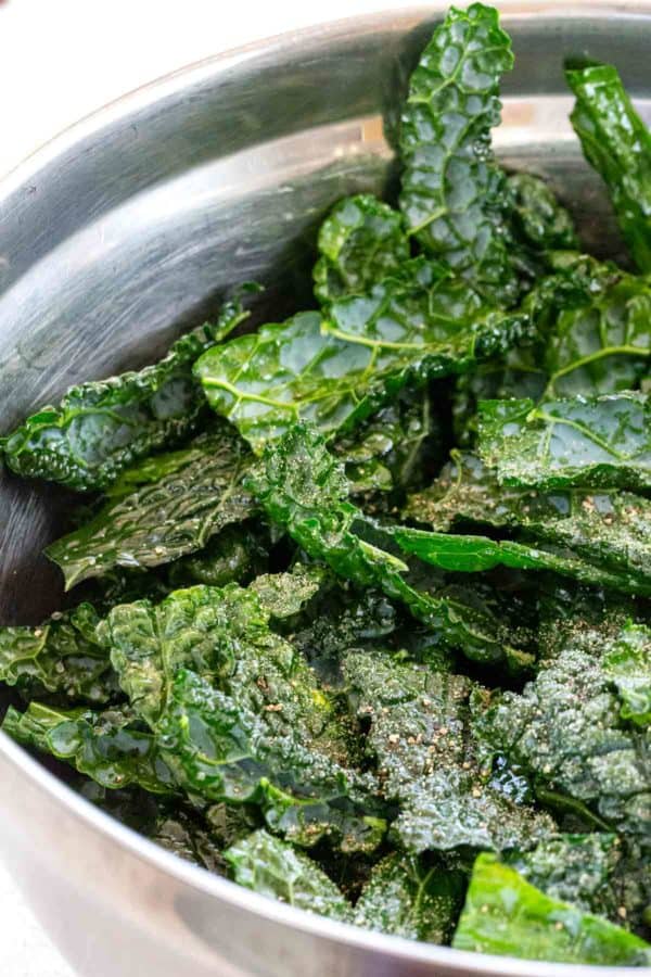 调味在混合碗的未加工的羽衣甘蓝芯片