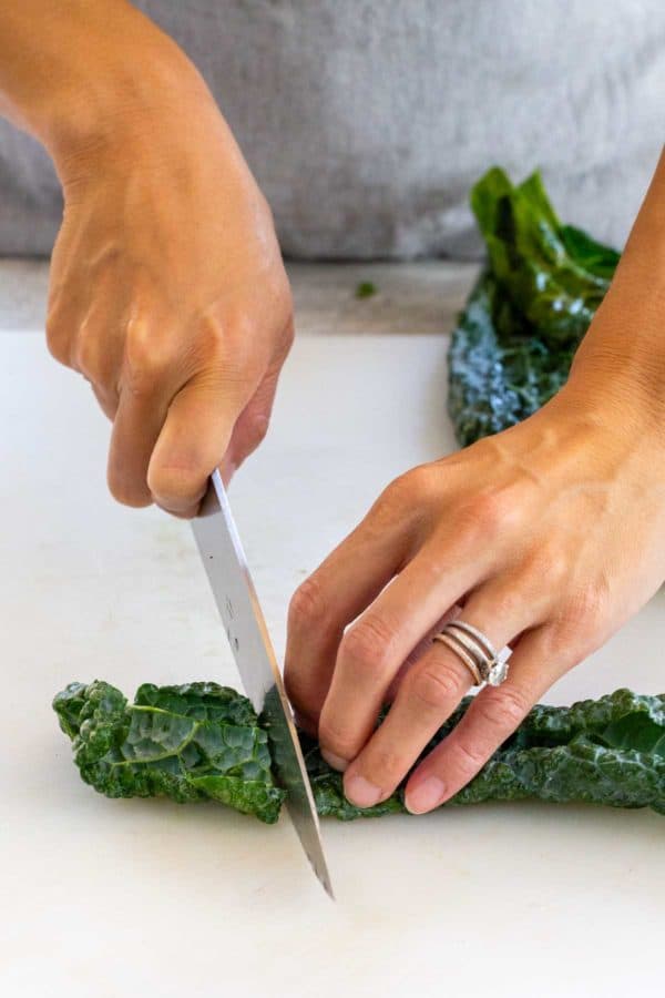 将羽衣甘蓝切成较小的碎片