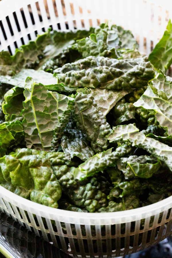 在沙拉旋转器中漂洗羽衣甘蓝