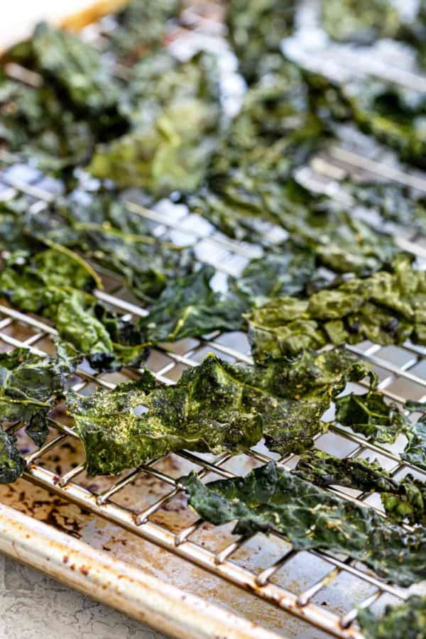 在电线冷却架上烤的羽衣甘蓝芯片