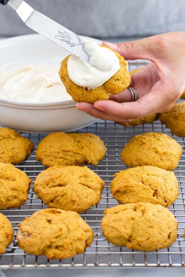 在南瓜饼干上撒上奶油奶酪糖霜