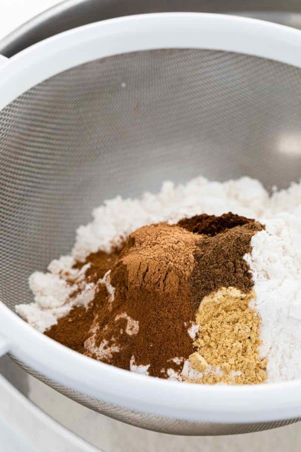 南瓜派香料混合在滤器中