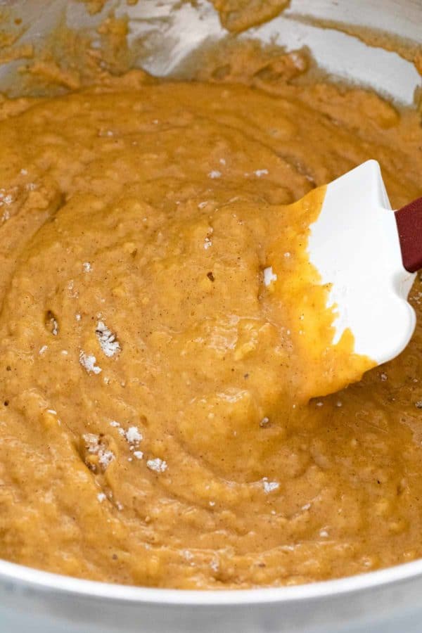 在一个大碗混合南瓜松饼面团的铲子