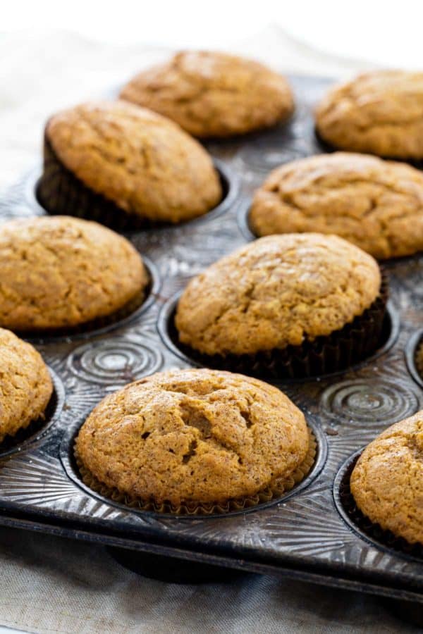 烤好的南瓜松饼在平底锅中冷却