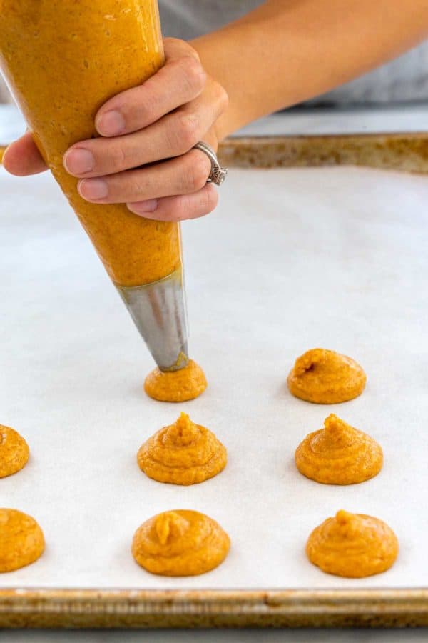 将饼干面糊倒在羊皮纸上