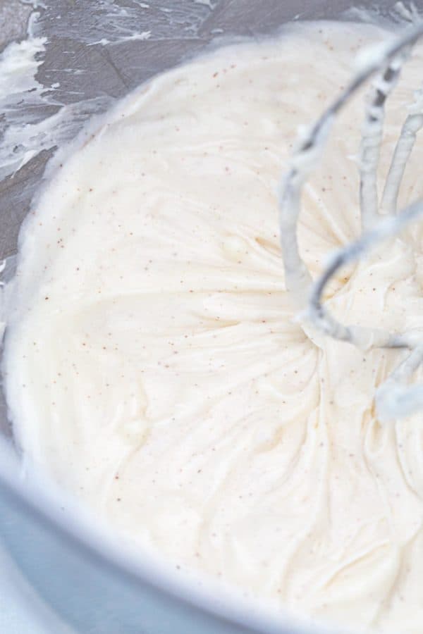 奶油芝士糖霜在搅拌碗里