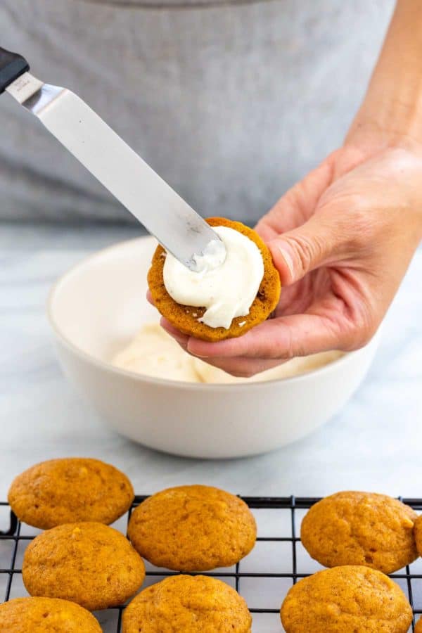 在放屁派上撒糖霜