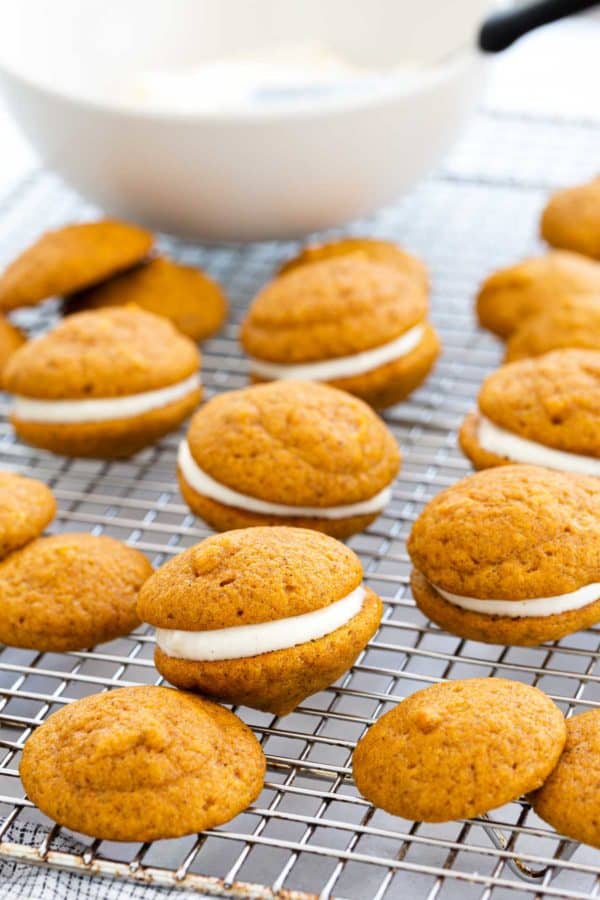 在金属丝冷却架上放着美味派