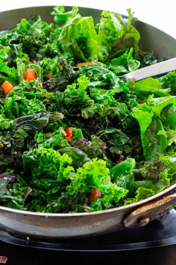 在锅里炒羽衣甘蓝