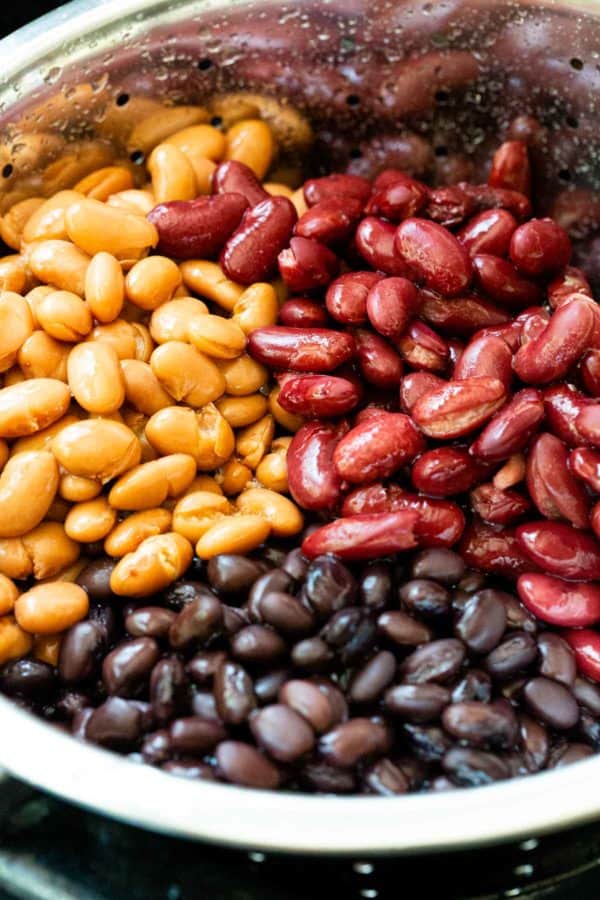 五颜六色的豆子在滤器里洗