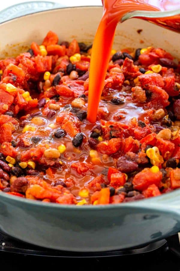 将番茄汁与素辣椒倒入锅中