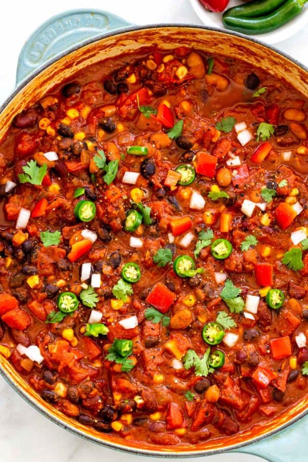 荷兰烤箱正在烹饪素食辣椒