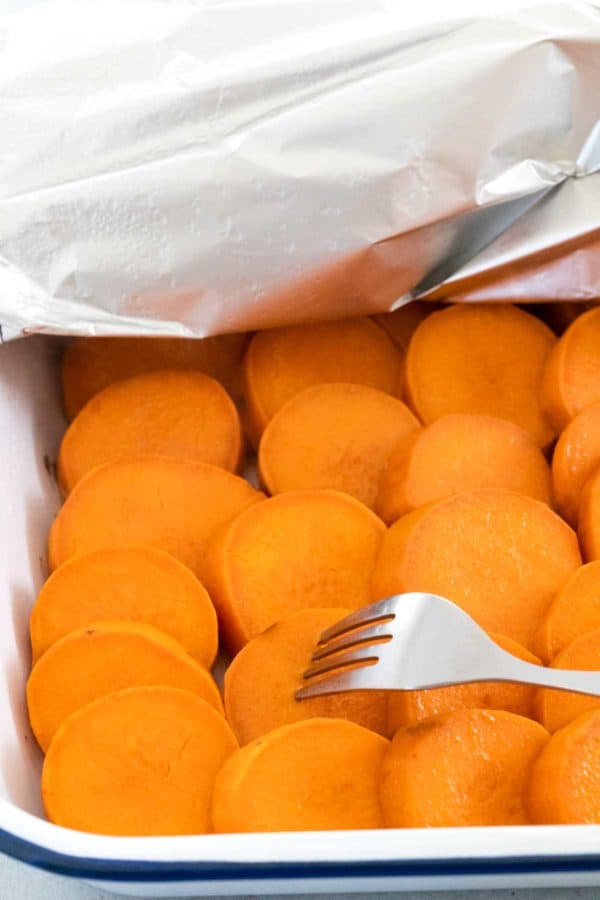 用锡箔盖住的烤盘烹饪的红薯片