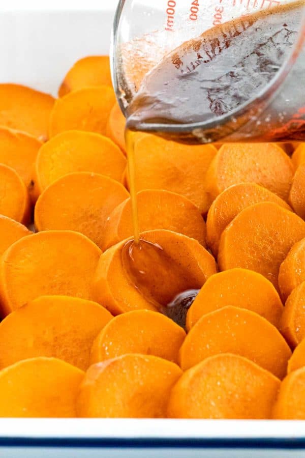 在烤盘里的红薯片上浇上釉料