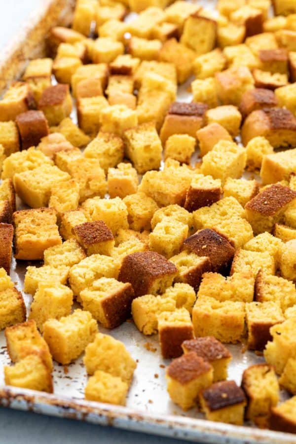 在烤盘上放几块玉米面包