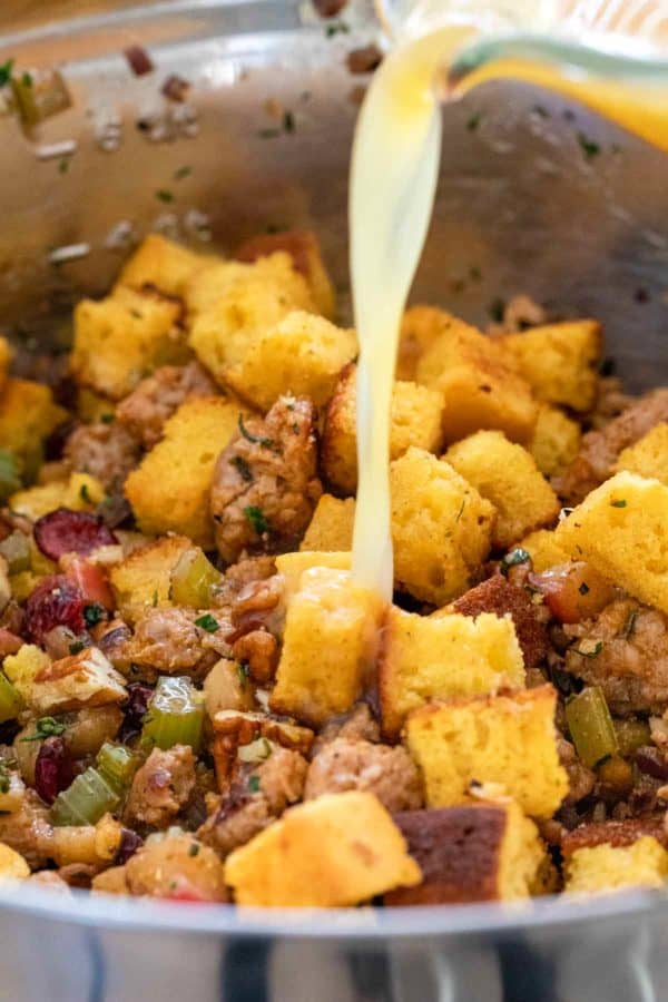 将鸡汤倒入碗中,加入馅料