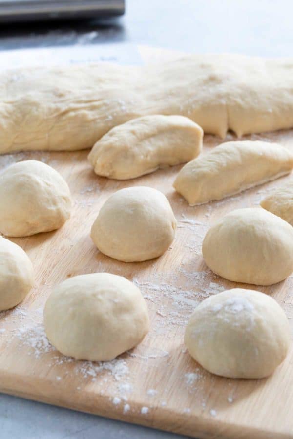 生面团放在撒了面粉的砧板上