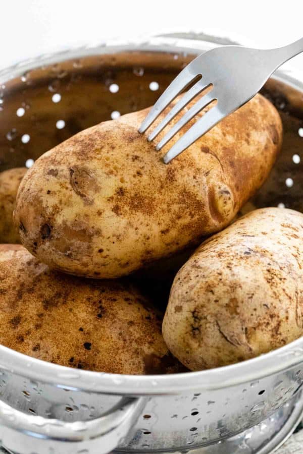 叉子在生土豆上戳洞