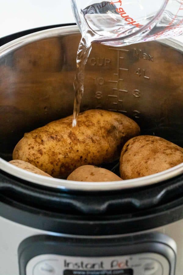 向装满红褐色土豆的速溶锅中加水